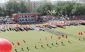 草莓视频APP在线观看案例-重庆人和小学体育场